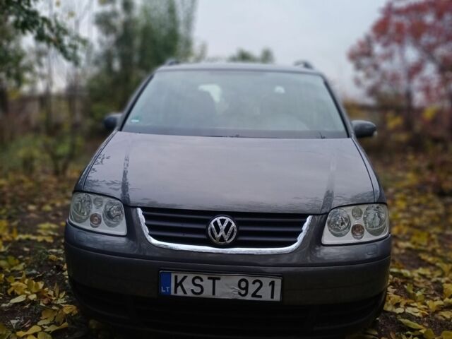 Серый Фольксваген Туран, объемом двигателя 2 л и пробегом 305 тыс. км за 3700 $, фото 1 на Automoto.ua