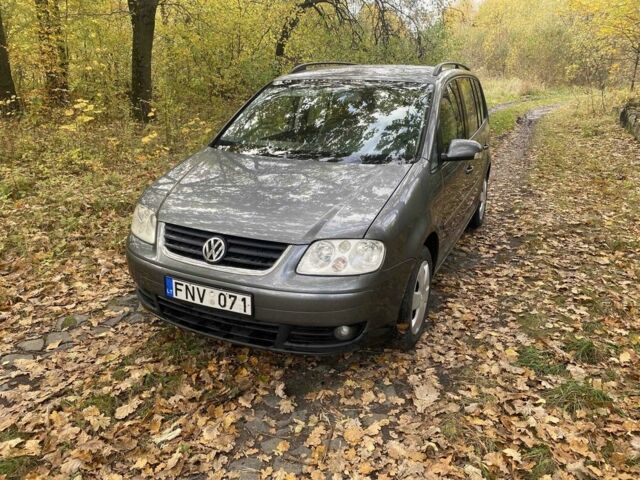 Серый Фольксваген Туран, объемом двигателя 2 л и пробегом 350 тыс. км за 2500 $, фото 1 на Automoto.ua