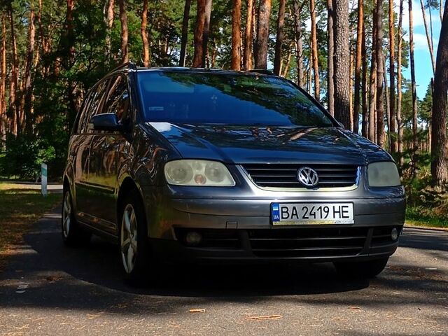 Серый Фольксваген Туран, объемом двигателя 1.6 л и пробегом 350 тыс. км за 5300 $, фото 1 на Automoto.ua