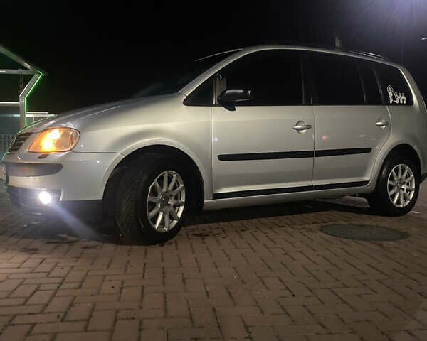 Серый Фольксваген Туран, объемом двигателя 1.97 л и пробегом 490 тыс. км за 5550 $, фото 1 на Automoto.ua