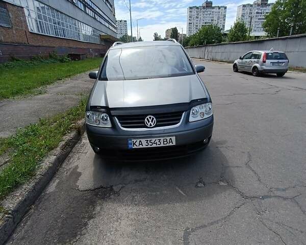 Серый Фольксваген Туран, объемом двигателя 2 л и пробегом 265 тыс. км за 4600 $, фото 1 на Automoto.ua