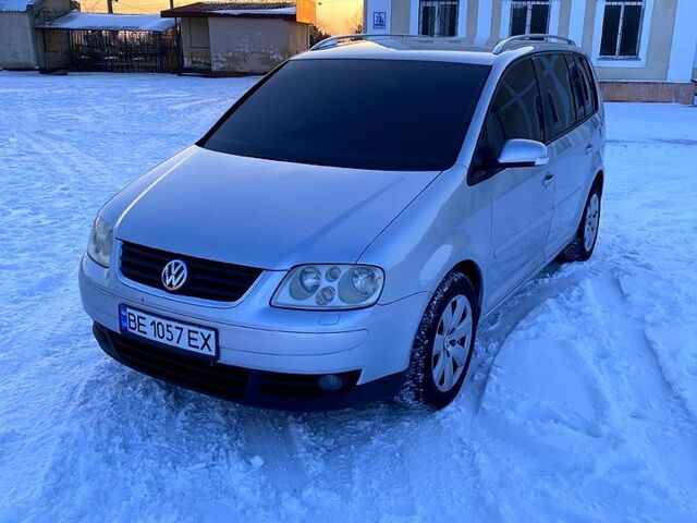 Серый Фольксваген Туран, объемом двигателя 2 л и пробегом 300 тыс. км за 5800 $, фото 1 на Automoto.ua