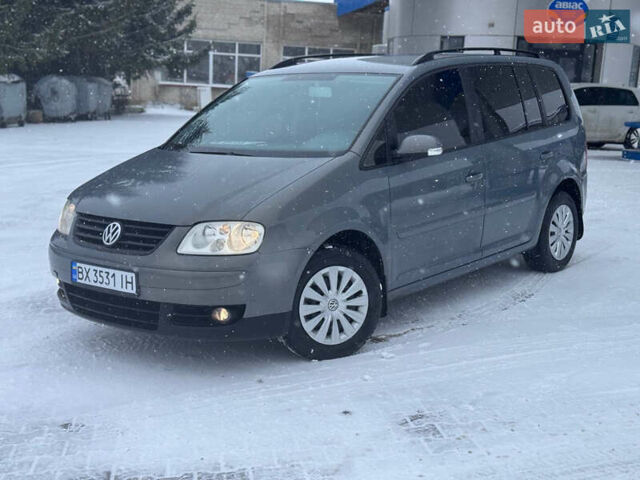 Серый Фольксваген Туран, объемом двигателя 2 л и пробегом 156 тыс. км за 5400 $, фото 1 на Automoto.ua