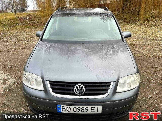 Серый Фольксваген Туран, объемом двигателя 1.6 л и пробегом 241 тыс. км за 4999 $, фото 1 на Automoto.ua