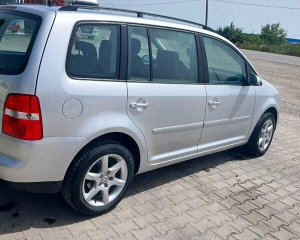 Сірий Фольксваген Туран, об'ємом двигуна 2 л та пробігом 250 тис. км за 5800 $, фото 1 на Automoto.ua