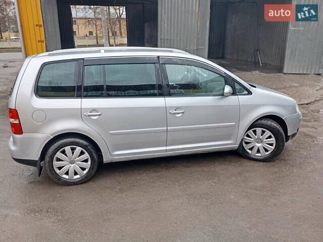 Серый Фольксваген Туран, объемом двигателя 1.97 л и пробегом 340 тыс. км за 5600 $, фото 1 на Automoto.ua