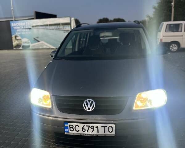 Серый Фольксваген Туран, объемом двигателя 1.6 л и пробегом 290 тыс. км за 5500 $, фото 1 на Automoto.ua