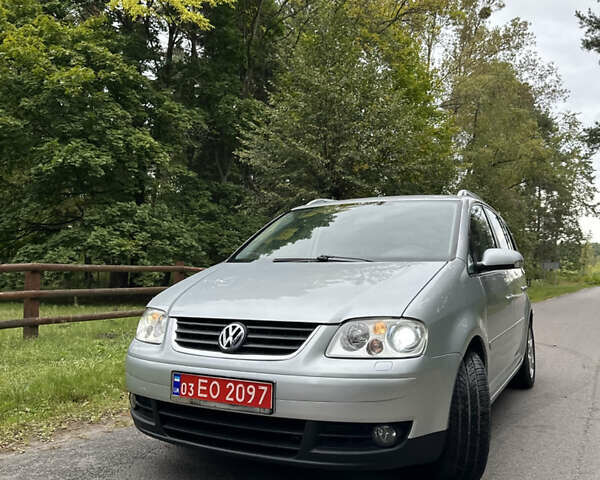 Серый Фольксваген Туран, объемом двигателя 1.6 л и пробегом 227 тыс. км за 6600 $, фото 1 на Automoto.ua