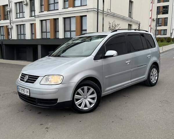 Серый Фольксваген Туран, объемом двигателя 2 л и пробегом 296 тыс. км за 4999 $, фото 1 на Automoto.ua