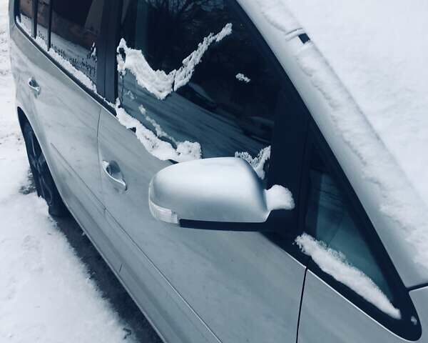 Серый Фольксваген Туран, объемом двигателя 2 л и пробегом 130 тыс. км за 6100 $, фото 1 на Automoto.ua