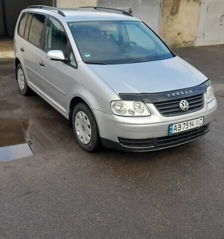 Серый Фольксваген Туран, объемом двигателя 1.6 л и пробегом 225 тыс. км за 5999 $, фото 1 на Automoto.ua