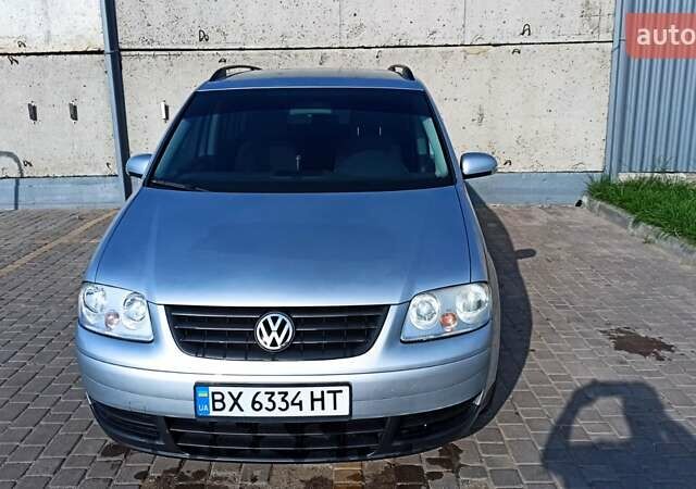 Серый Фольксваген Туран, объемом двигателя 1.6 л и пробегом 260 тыс. км за 5500 $, фото 1 на Automoto.ua