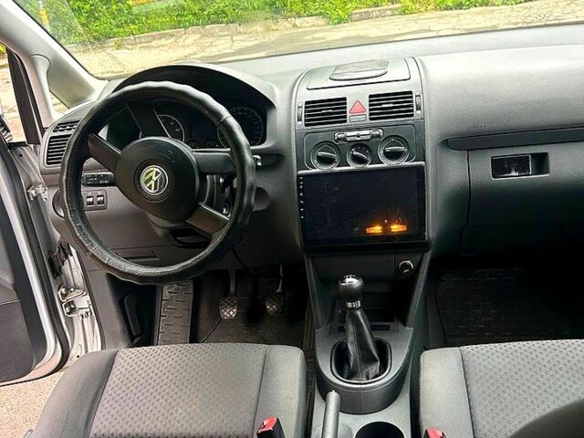 Серый Фольксваген Туран, объемом двигателя 1.6 л и пробегом 254 тыс. км за 5700 $, фото 1 на Automoto.ua