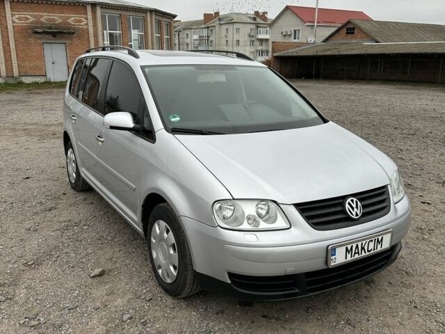 Серый Фольксваген Туран, объемом двигателя 1.6 л и пробегом 324 тыс. км за 6500 $, фото 1 на Automoto.ua