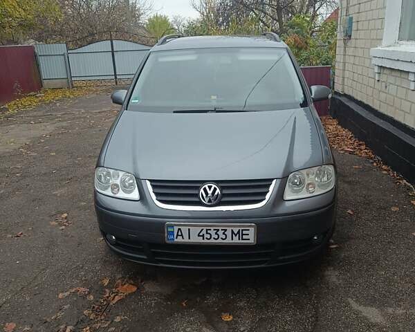 Серый Фольксваген Туран, объемом двигателя 1.6 л и пробегом 256 тыс. км за 5700 $, фото 1 на Automoto.ua