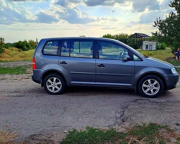 Серый Фольксваген Туран, объемом двигателя 1.6 л и пробегом 220 тыс. км за 7800 $, фото 1 на Automoto.ua