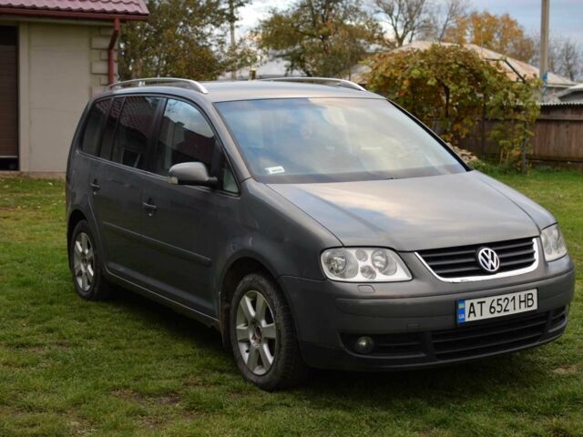 Серый Фольксваген Туран, объемом двигателя 2 л и пробегом 370 тыс. км за 4950 $, фото 1 на Automoto.ua