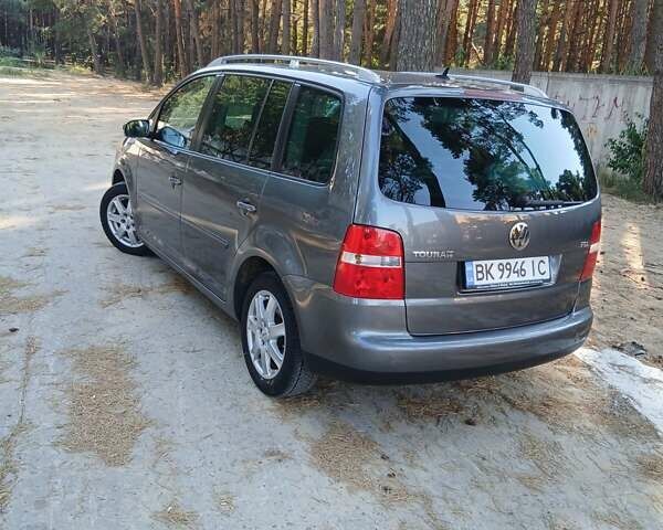 Сірий Фольксваген Туран, об'ємом двигуна 1.6 л та пробігом 235 тис. км за 5900 $, фото 1 на Automoto.ua