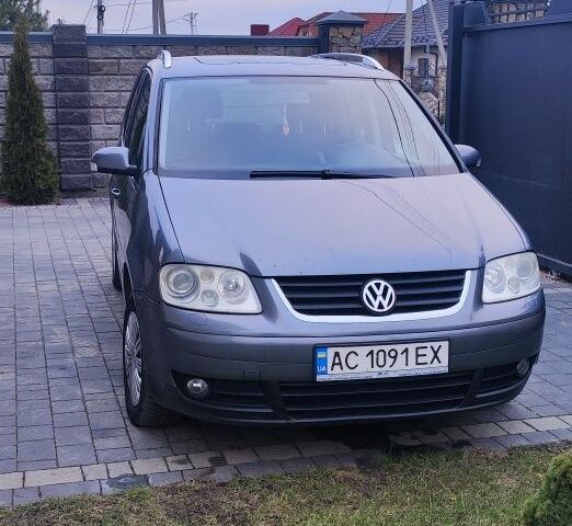 Сірий Фольксваген Туран, об'ємом двигуна 2 л та пробігом 310 тис. км за 5800 $, фото 1 на Automoto.ua