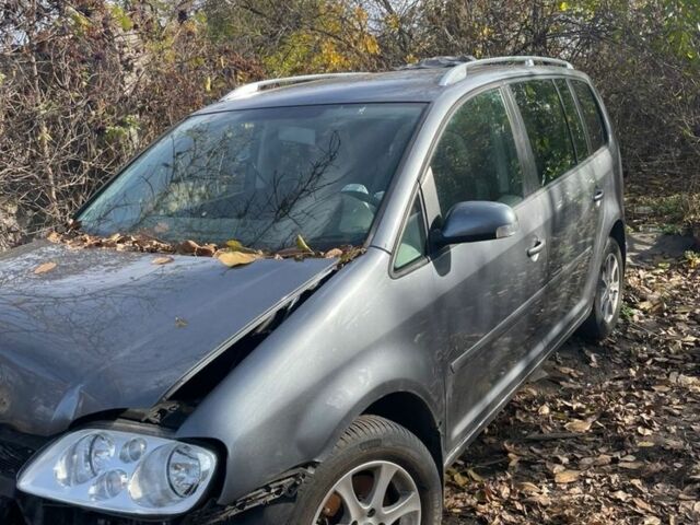 Серый Фольксваген Туран, объемом двигателя 1.9 л и пробегом 300 тыс. км за 1191 $, фото 1 на Automoto.ua