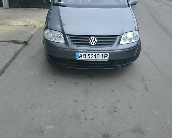 Серый Фольксваген Туран, объемом двигателя 1.6 л и пробегом 250 тыс. км за 6300 $, фото 1 на Automoto.ua