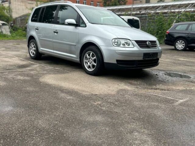 Серый Фольксваген Туран, объемом двигателя 1.6 л и пробегом 250 тыс. км за 5600 $, фото 1 на Automoto.ua