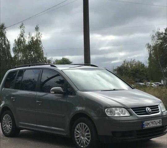 Серый Фольксваген Туран, объемом двигателя 2 л и пробегом 300 тыс. км за 6000 $, фото 1 на Automoto.ua