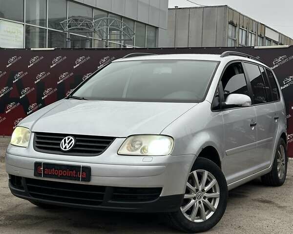 Серый Фольксваген Туран, объемом двигателя 1.6 л и пробегом 338 тыс. км за 5500 $, фото 1 на Automoto.ua