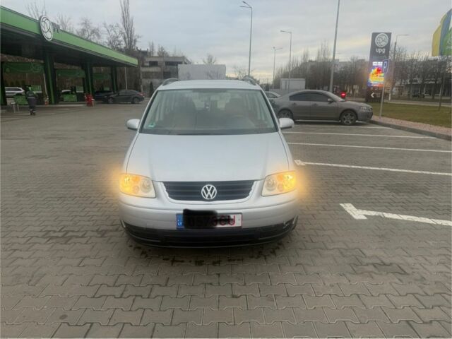 Серый Фольксваген Туран, объемом двигателя 2 л и пробегом 306 тыс. км за 3300 $, фото 1 на Automoto.ua