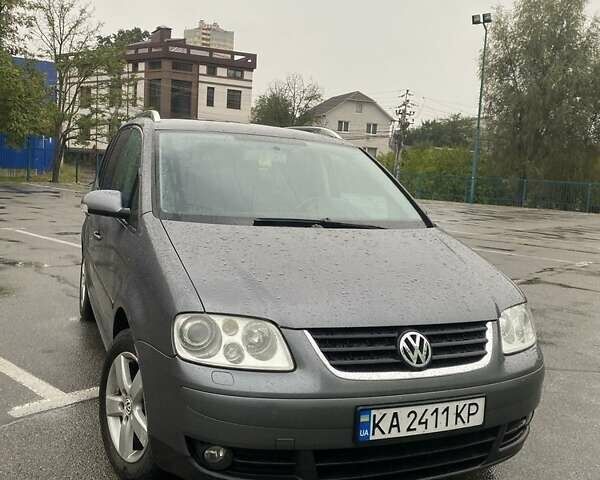 Сірий Фольксваген Туран, об'ємом двигуна 2 л та пробігом 280 тис. км за 6400 $, фото 1 на Automoto.ua