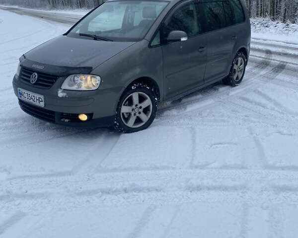 Серый Фольксваген Туран, объемом двигателя 2 л и пробегом 280 тыс. км за 5500 $, фото 1 на Automoto.ua
