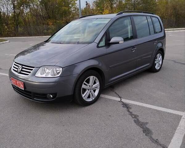 Серый Фольксваген Туран, объемом двигателя 1.6 л и пробегом 247 тыс. км за 6300 $, фото 1 на Automoto.ua
