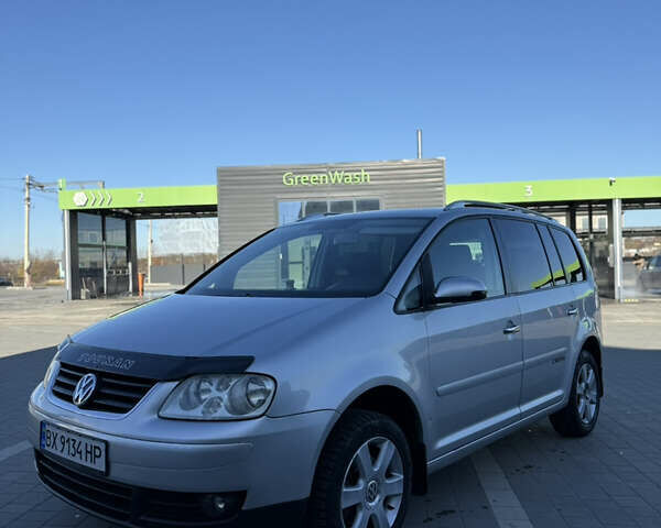 Серый Фольксваген Туран, объемом двигателя 1.97 л и пробегом 290 тыс. км за 5100 $, фото 1 на Automoto.ua