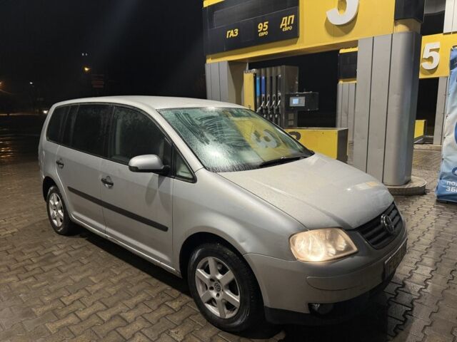 Серый Фольксваген Туран, объемом двигателя 2 л и пробегом 180 тыс. км за 2000 $, фото 1 на Automoto.ua