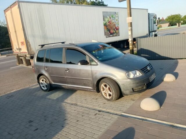 Серый Фольксваген Туран, объемом двигателя 1 л и пробегом 350 тыс. км за 2250 $, фото 1 на Automoto.ua