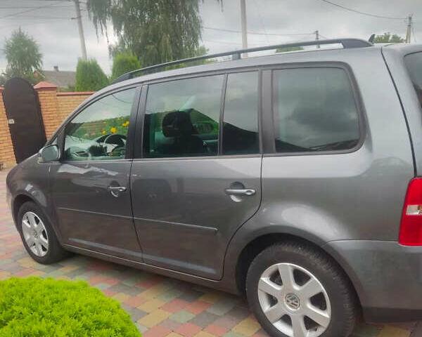 Серый Фольксваген Туран, объемом двигателя 2 л и пробегом 240 тыс. км за 6300 $, фото 1 на Automoto.ua