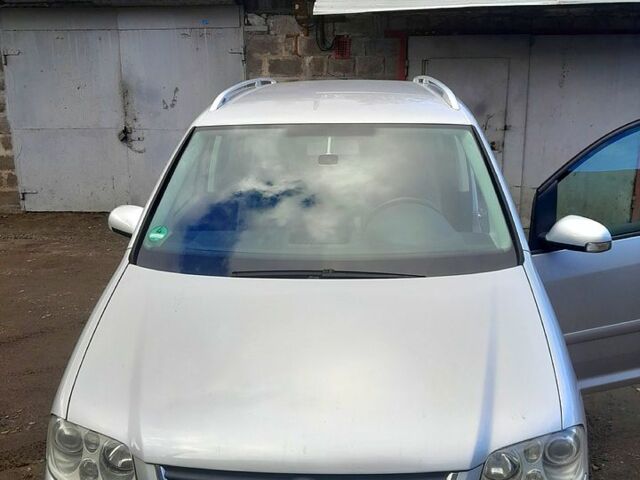 Серый Фольксваген Туран, объемом двигателя 2 л и пробегом 231 тыс. км за 7500 $, фото 1 на Automoto.ua