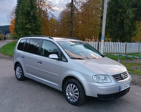 Серый Фольксваген Туран, объемом двигателя 1.6 л и пробегом 242 тыс. км за 5300 $, фото 1 на Automoto.ua