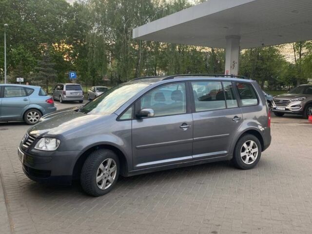 Серый Фольксваген Туран, объемом двигателя 2 л и пробегом 330 тыс. км за 5800 $, фото 1 на Automoto.ua