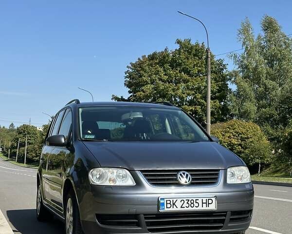 Серый Фольксваген Туран, объемом двигателя 1.97 л и пробегом 330 тыс. км за 5800 $, фото 1 на Automoto.ua