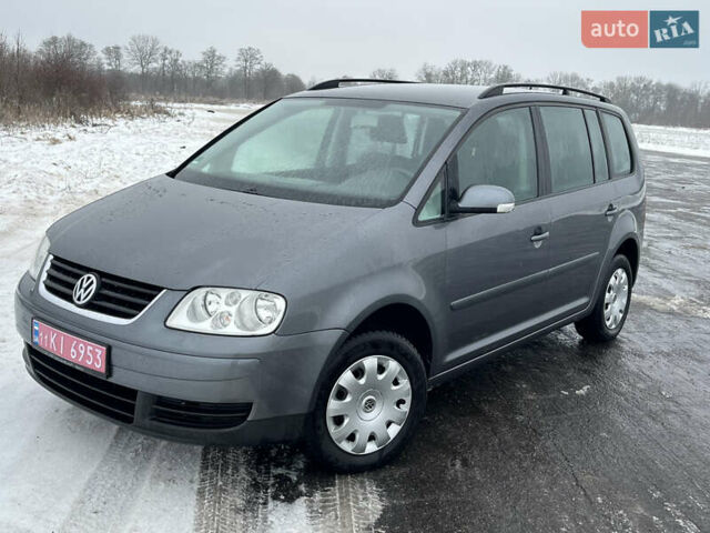 Серый Фольксваген Туран, объемом двигателя 1.6 л и пробегом 187 тыс. км за 6500 $, фото 1 на Automoto.ua