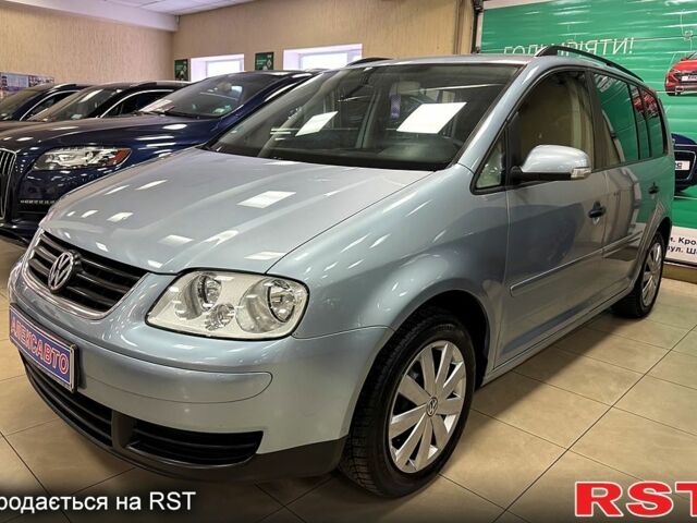 Серый Фольксваген Туран, объемом двигателя 1.6 л и пробегом 213 тыс. км за 6600 $, фото 1 на Automoto.ua