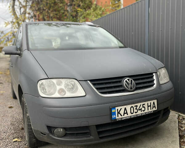 Серый Фольксваген Туран, объемом двигателя 1.6 л и пробегом 266 тыс. км за 6600 $, фото 1 на Automoto.ua