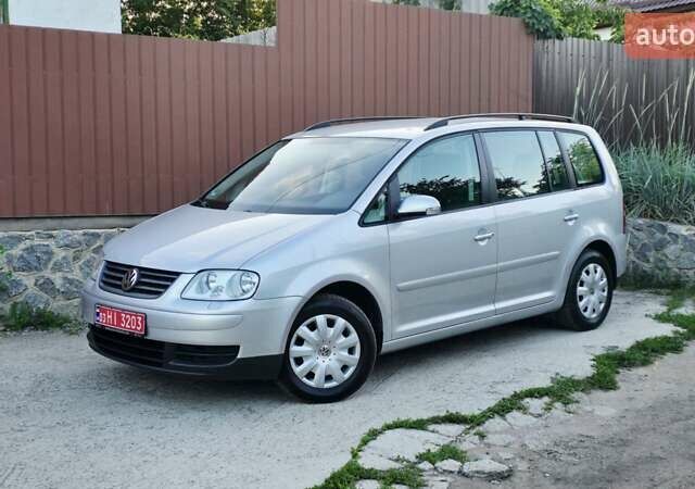 Серый Фольксваген Туран, объемом двигателя 1.6 л и пробегом 270 тыс. км за 6499 $, фото 1 на Automoto.ua