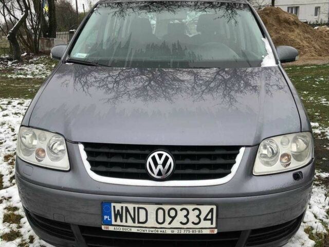 Сірий Фольксваген Туран, об'ємом двигуна 2 л та пробігом 500 тис. км за 2800 $, фото 1 на Automoto.ua