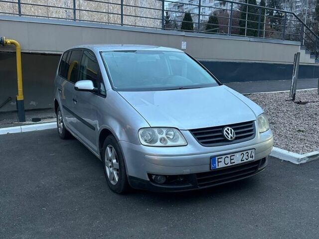 Серый Фольксваген Туран, объемом двигателя 2 л и пробегом 350 тыс. км за 2499 $, фото 1 на Automoto.ua