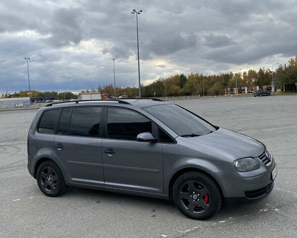 Серый Фольксваген Туран, объемом двигателя 1.6 л и пробегом 240 тыс. км за 7000 $, фото 1 на Automoto.ua