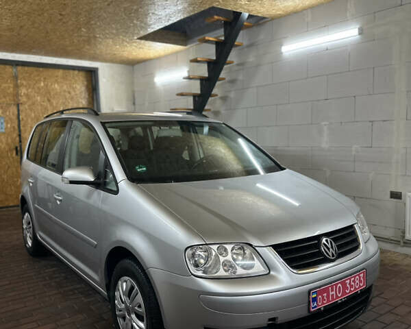 Серый Фольксваген Туран, объемом двигателя 1.6 л и пробегом 206 тыс. км за 6299 $, фото 1 на Automoto.ua