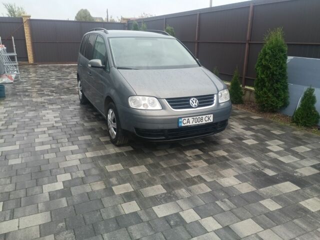 Серый Фольксваген Туран, объемом двигателя 1.6 л и пробегом 280 тыс. км за 5400 $, фото 1 на Automoto.ua