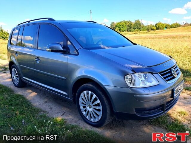 Серый Фольксваген Туран, объемом двигателя 1.6 л и пробегом 256 тыс. км за 5800 $, фото 1 на Automoto.ua